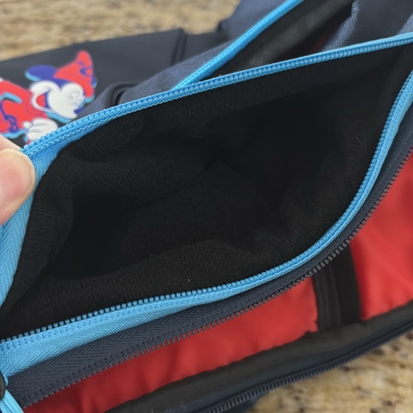 Disney D23 Sling bag - Picture 7 of 8